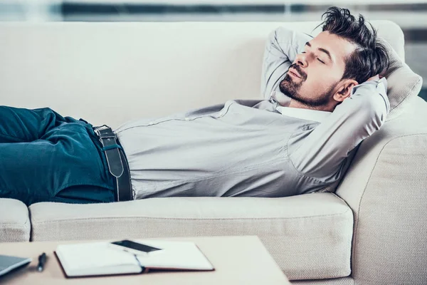 Fáradt szakállas üzletember alszik, hivatalban kanapé — Stock Fotó