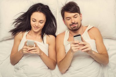 Üstten görünüm. Mobile ile beyaz mutlu genç çift