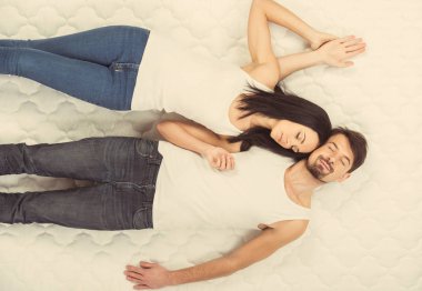 Üstten görünüm. Yakışıklı genç sakallı beyaz adam uyuyor