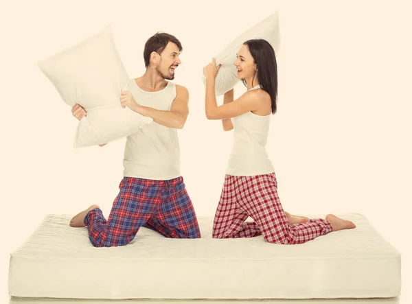 Casal feliz branco isolado em branco em pijama — Fotografia de Stock