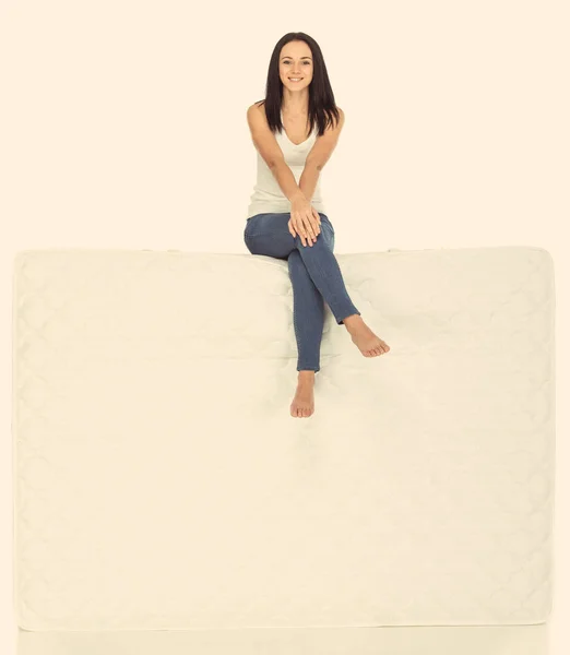 Gelukkig mooi jong meisje geïsoleerd op wit — Stockfoto