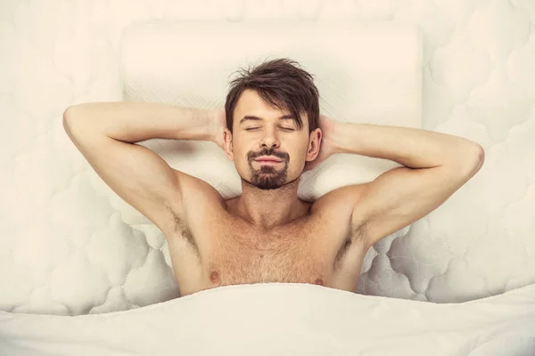 Vista superior.Joven hombre barbudo blanco durmiendo en la cama — Foto de Stock