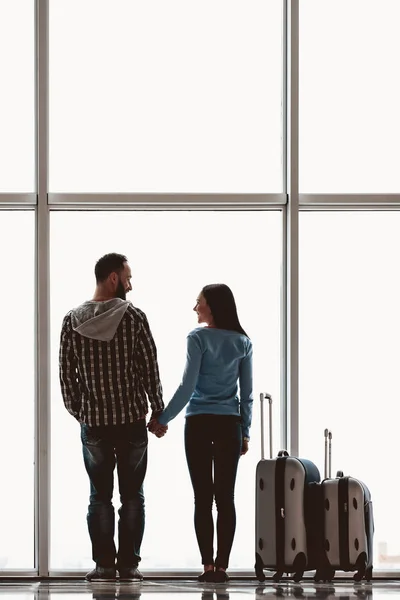 Back view.Young couple with suitcases — Stock Photo, Image
