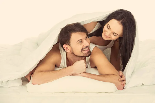 Barbudo hombre blanco en camisa y mujer blanca feliz — Foto de Stock