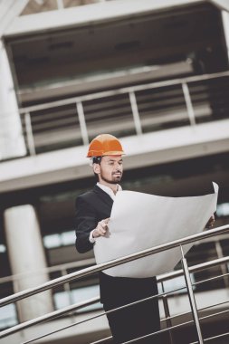 Kask building yakınındaki geliştirici portresi.