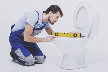 Tesisatçı tuvalet ölçer.