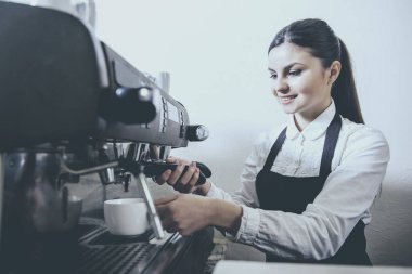 neşeli kadın barista kahve makinesi kahve dükkanında çalışan.