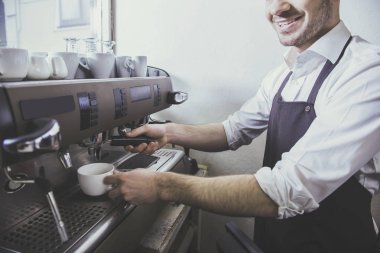 Barista kahve dükkanında taze kahve hazırlar.