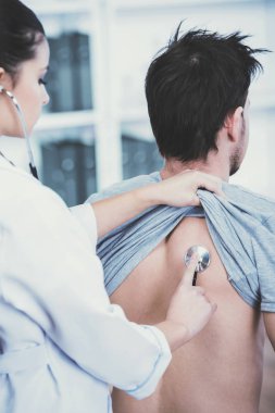 Üst düzey hastaların akciğer auscultating doktor.