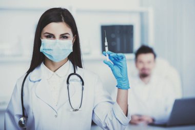 Sabahlık güzel genç doktor stetoskop kliniği ile.