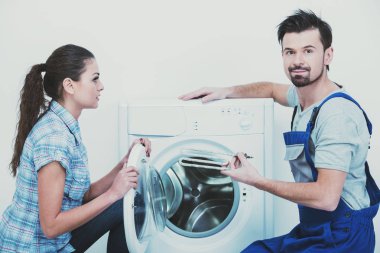 Ev hanımı için çamaşır makinesi tamiri tamircisi.