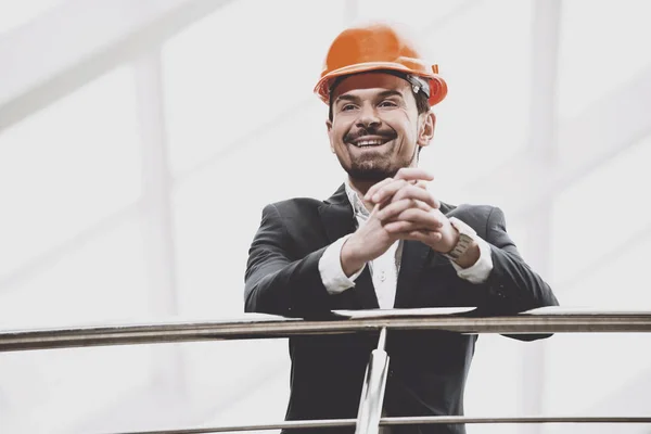 Joven desarrollador feliz cerca del edificio . —  Fotos de Stock