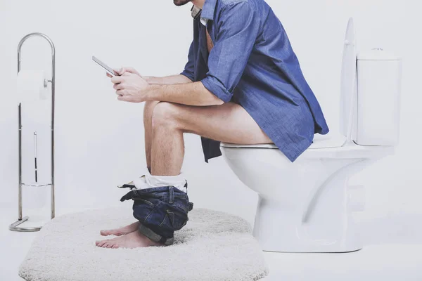 在厕所里用手提电脑的年轻人 坐在厕所里的人 Tablet — 图库照片