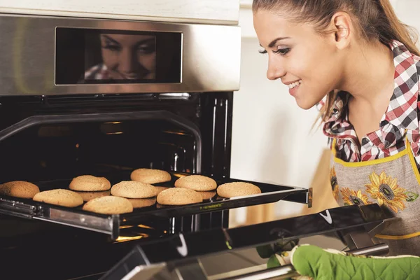 Vrouw in de keuken met hete bakken. — Stockfoto