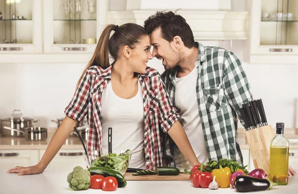 Marido e mulher olham um para o outro na cozinha . — Fotografia de Stock