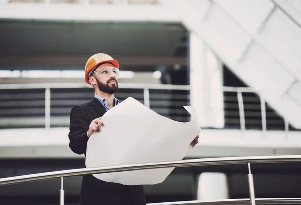 Retrato del promotor en hardhat cerca del edificio . — Foto de Stock