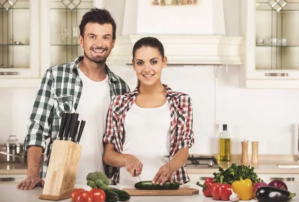 Familie is snijden van groenten en glimlachen — Stockfoto