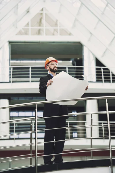 Building yakınındaki genç geliştirici.