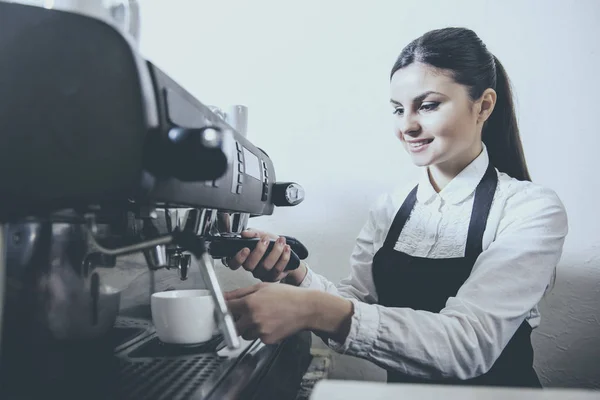 Alegre barista femenina operando máquina de café en la cafetería . — Foto de Stock