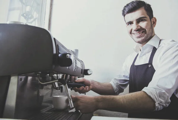 Barista prepara café fresco no café . — Fotografia de Stock