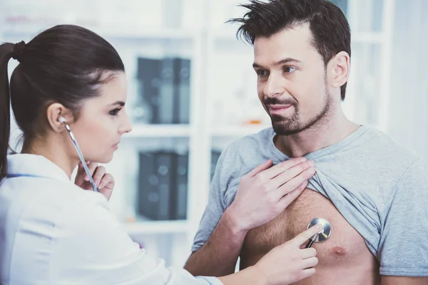 Médecin examinant le patient avec stéthoscope dans un cabinet médical . — Photo