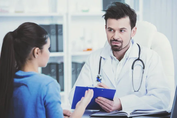 Docteur et patient discutent de quelque chose.. — Photo