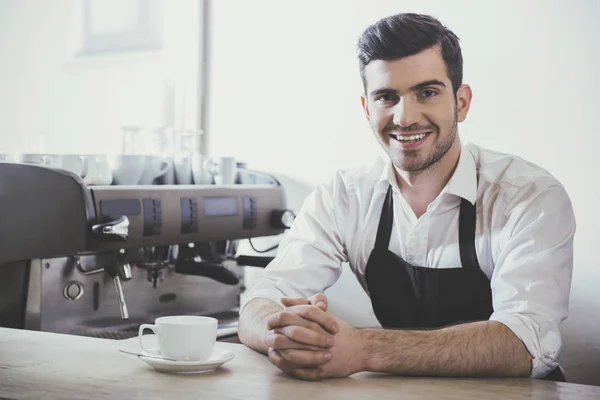 Barista prepara cappuccino em seu café . — Fotografia de Stock