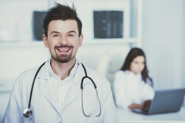 Médico sonriente está mirando a la cámara . —  Fotos de Stock