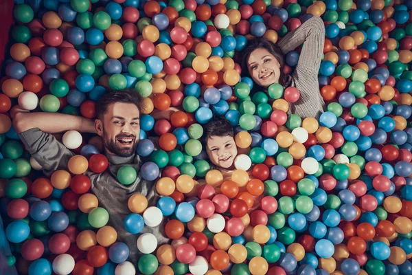 Vista Superior Família Feliz Deitada Piscina Com Bolas Descanso Familiar — Fotografia de Stock