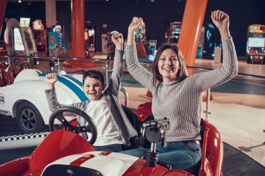 Anne ve oğlu eğlence merkezi. Aile ile birlikte tatil geçirmek. Eğlence Merkezi, Alışveriş Merkezi, eğlence parkı. Aile dinlenme, eğlence kavramı.