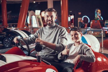 Baba ve oğul eğlence merkezi içinde gülümseyen Joyfull. Aile ile birlikte tatil geçirmek. Eğlence Merkezi, Alışveriş Merkezi, eğlence parkı. Aile dinlenme, eğlence kavramı.