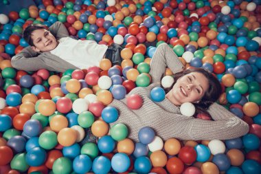 Üstten görünüm. Mutlu anne ve oğlu havuz topları ile. Aile dinlenme, eğlence. Aile ile birlikte tatil geçirmek. Eğlence Merkezi, Alışveriş Merkezi, eğlence parkı.