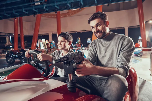 Feliz Padre Hijo Sonrientes Sentados Coche Juguete Descanso Vacaciones Ocio — Foto de Stock