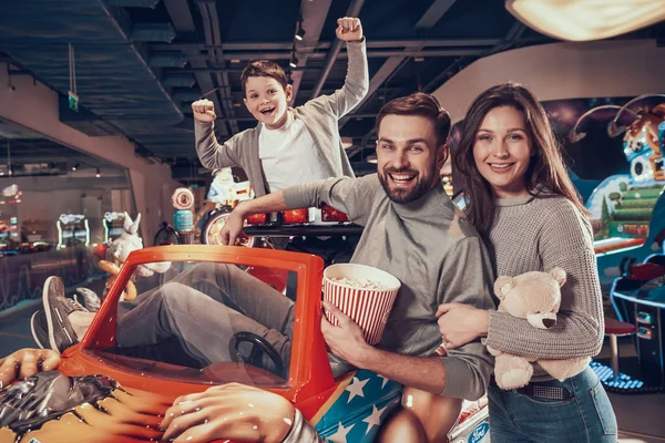 Joyeux Famille Assis Sur Voiture Jouet Repos Vacances Loisirs Passer — Photo