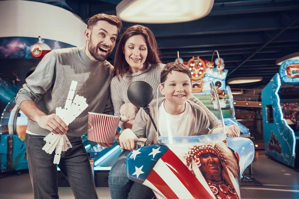 Família Feliz Sentada Moto Brinquedo Descanso Férias Lazer Passar Tempo — Fotografia de Stock