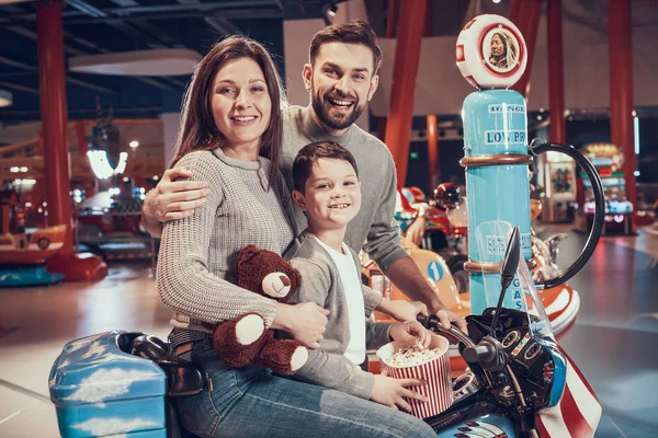 Lycklig Familj Sitter Leksak Motorcykel Med Popcorn Resten Semester Fritid — Stockfoto