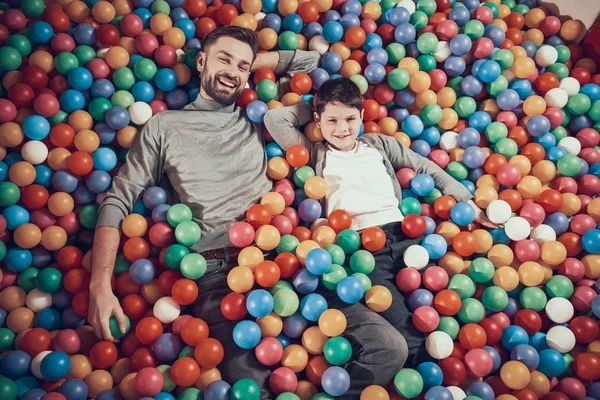 Ansicht Von Oben Glücklicher Vater Und Sohn Pool Mit Bällen — Stockfoto