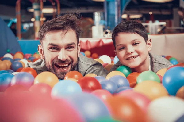Baba ve oğlu havuz topları ile zevk. Aile dinlenme, eğlence. Aile ile birlikte tatil geçirmek. Eğlence Merkezi, Alışveriş Merkezi, eğlence parkı.