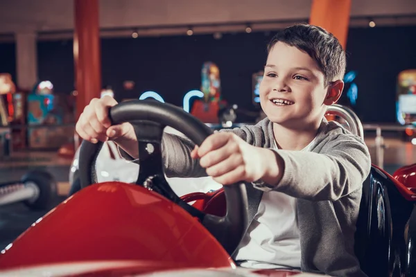 Lycklig Unge Sittng Leksaksbil Amusement Center Tillbringa Semester Tillsammans Med — Stockfoto