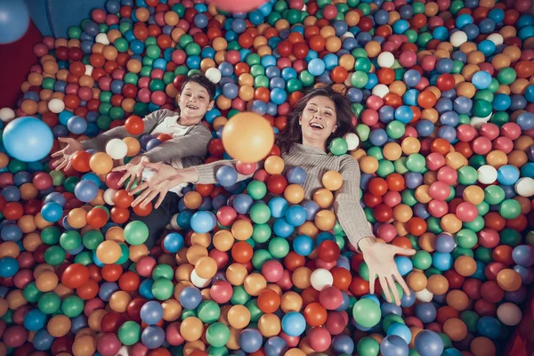 Üstten görünüm. Mutlu anne ve oğlu havuz topları ile. Aile dinlenme, eğlence. Aile ile birlikte tatil geçirmek. Eğlence Merkezi, Alışveriş Merkezi, eğlence parkı.