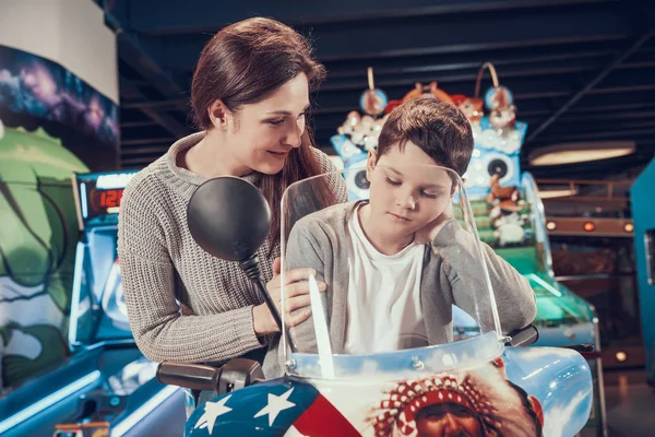 Maman Fils Dans Parc Attractions Sur Moto Jouet Repos Famille — Photo