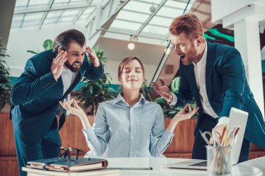 Ofiste meditasyon işçi, insanlar Not.