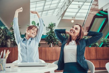 İki kadın ofiste germe egzersiz.