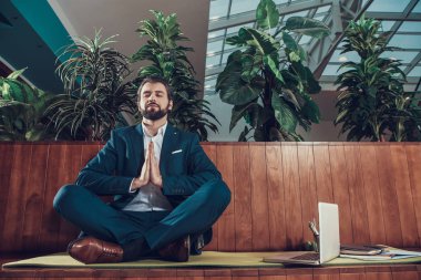Erkek işçi Office tezgah üzerinde meditasyon.