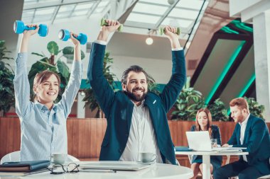 İki işçi Office dumbbells ile egzersiz.
