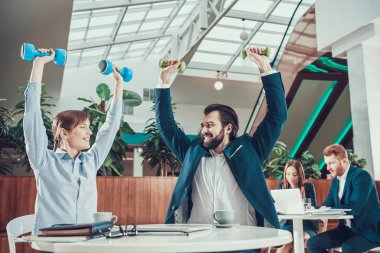 İki işçi Office dumbbells ile egzersiz.