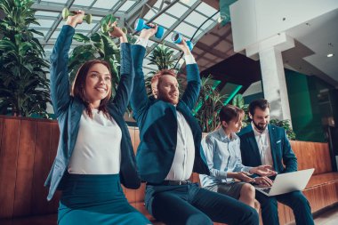 İşçiler ofiste bankta egzersiz.