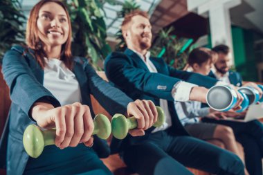 İşçiler ofiste bankta egzersiz.