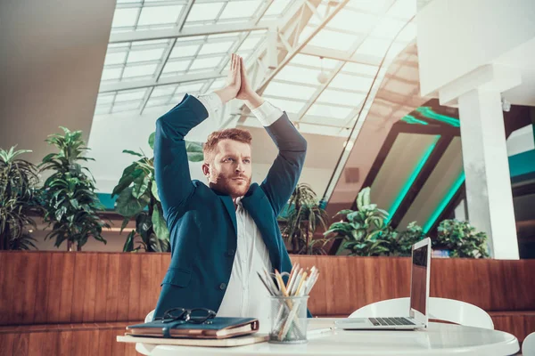 Trabalhador homem meditando na mesa no escritório . — Fotografia de Stock