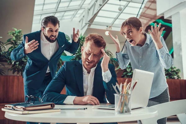 Ofiste sıkıntılı işçi, insanlar Not.